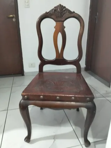 Cadeira em couro antiga