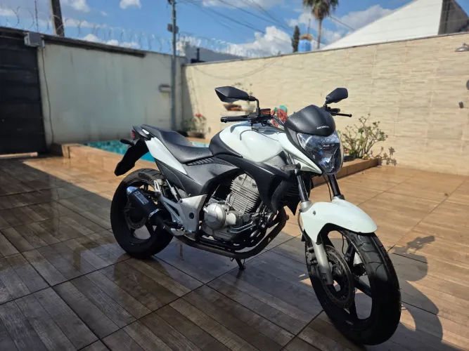 Honda cb300r 2013/ troco em carro