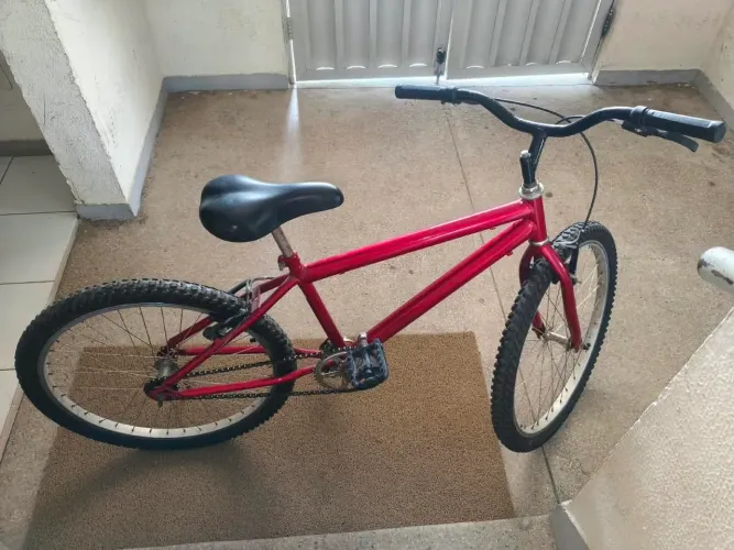 Bicicleta vermelha aro 24