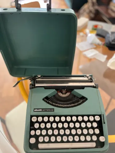Máquina de escrever olivetti lettera 82