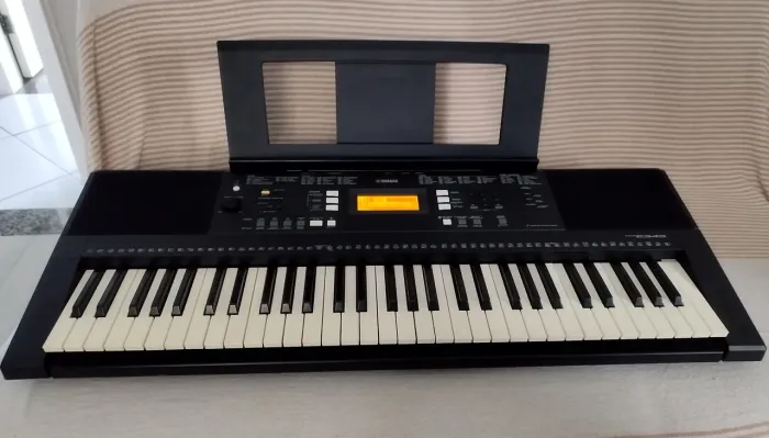 Teclado Yamaha PSR-E343 + acessórios (Capa, Bag e Pedal)