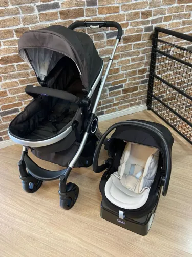 Carrinho CHICCO completo, com Moisés e bebê conforto com base.
