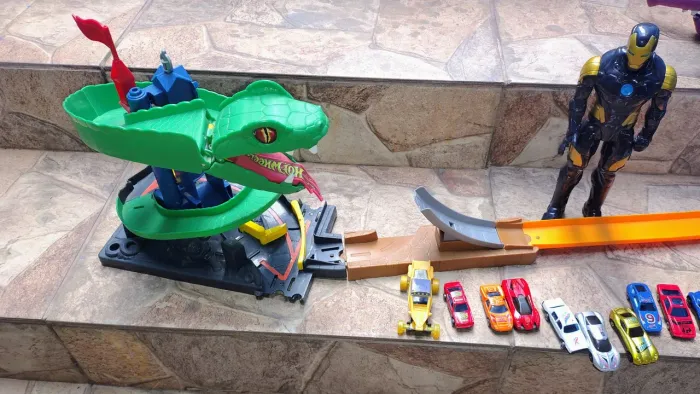 pista hot wheels cobra, homem de ferro e dragão 