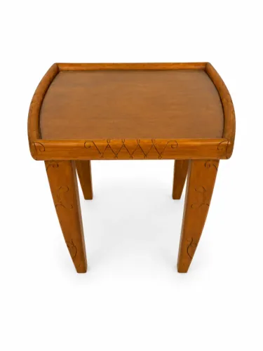 Mesa Lateral Antiga em Madeira Entalhada - Peça Vintage Charmosa e Exclusiva