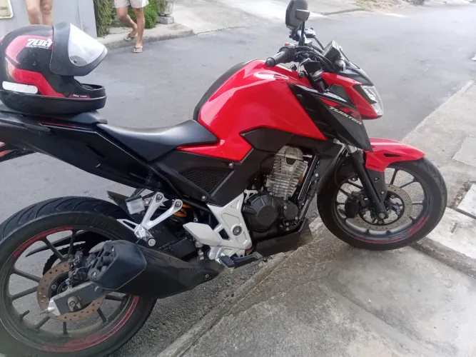 Moto CB Twitter 300 nova