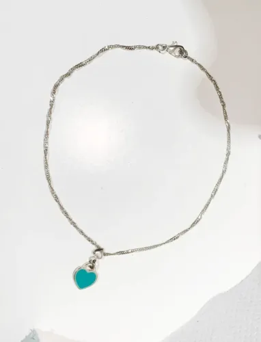 Tornozeleira de prata com coração da Tiffany usada