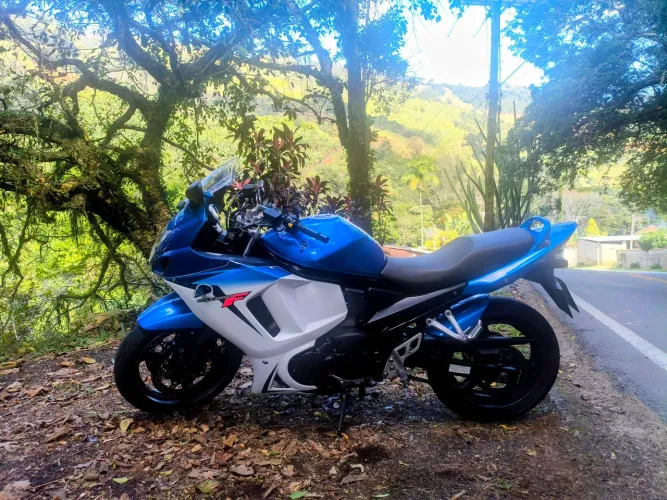 Vendo essa GSX 650 F