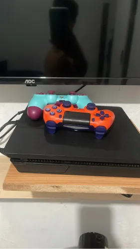 Vende -se ou troca ps4 com 2 terá de memória 