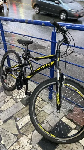 Bicicleta Caloi com suspensão