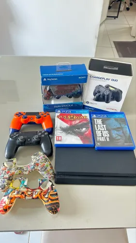 PS4 Slim 1Tb + 3 controles + 2 jogo + Base de carregamento