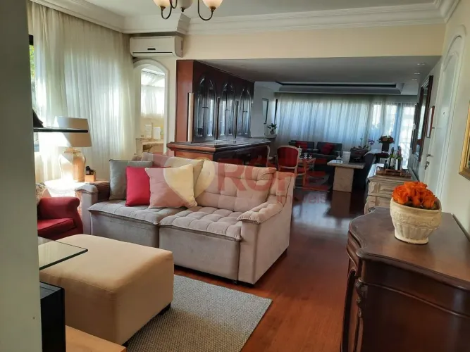 Apartamento amplo com acabamento de alto padrão e bar em mogno no Campo Belo mobiliado