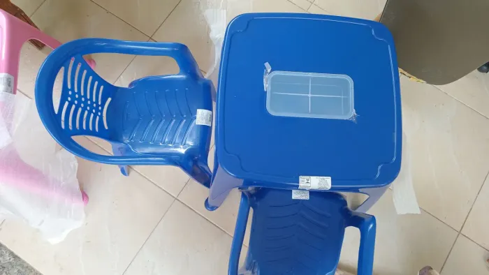 Mesa com 2 cadeira infantil nas cores rosa e azul