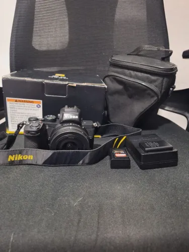Câmera Mirrorless Nikon Z50 com lente