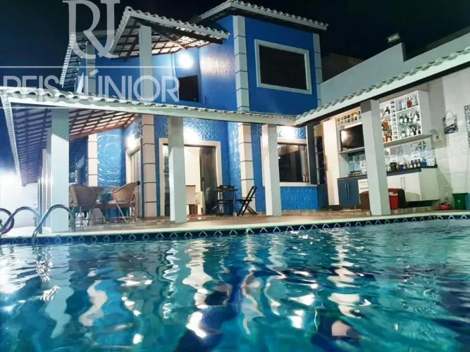 Casa com 4/4, piscina, a 1km da Praia.