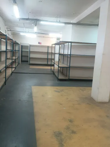 Prateleiras de ferro