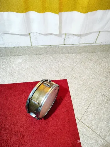 Vendo uma caixa de bateria em aço dorada @4 polegadas 6 afinação simples detalhes usada