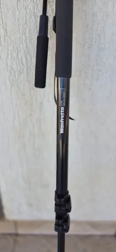 Monopé manfrotto 558B. Acompanha cabeça Yunteng, engate rápido e sapata.