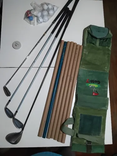 Kit de tacos de golf com 2 bolsas, em bom estado. Pra sair logo.