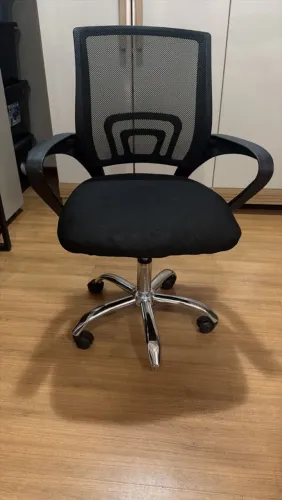 Vendo a cadeira de escritório só falta 2 rodinha restante tudo novinho