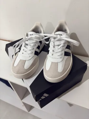 Tênis adidas barrada