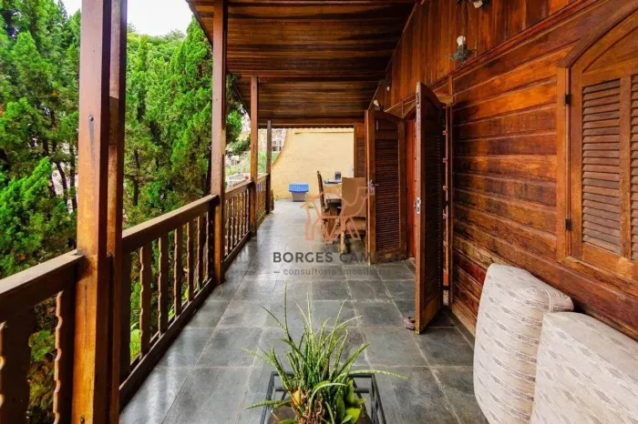 Casa de madeira à venda no Santa Lucia!
