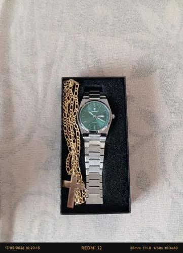 Cordão banhado a ouro e relógio de luxo
