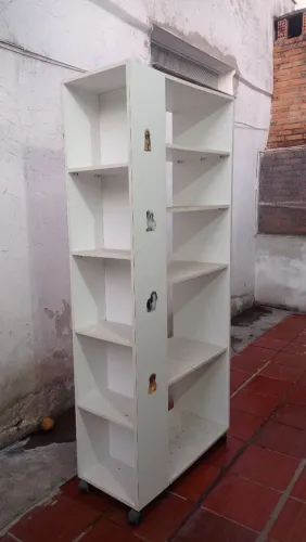 Móvel com prateleiras