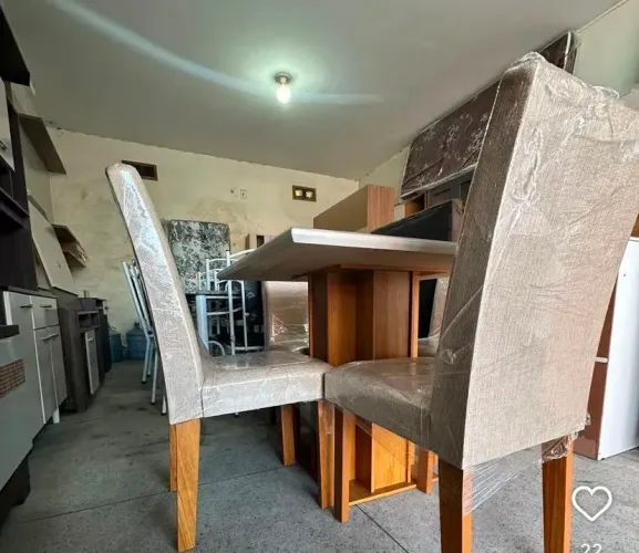 .Mesa de 4 cadeira com tampo de vidro na oferta relâmpago