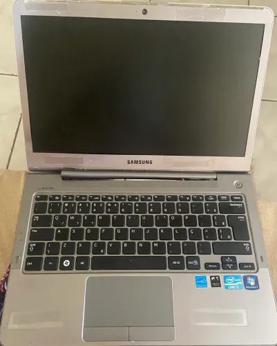 Ultrabook para retirada de peças. Funcionando perfeitamente porém carcaça danificada.
