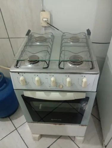 Vendo fogão 4 bocas funcionando perfeitamente somente venda não aceito troca 