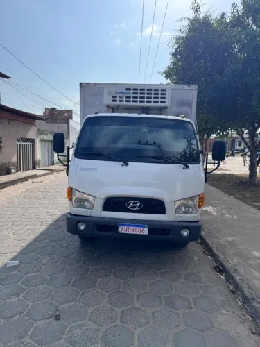 Caminhão baú refrigerado
