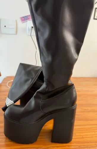 Botas pretas plataforma alta