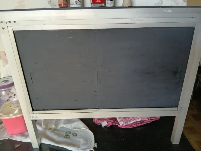 Vendo esse armário/balcão de armazenamento, com portas de correr e uma prateleira.<br>