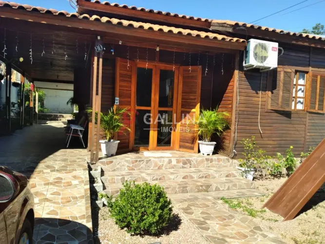 Casa de 2 dormitórios com piscina.