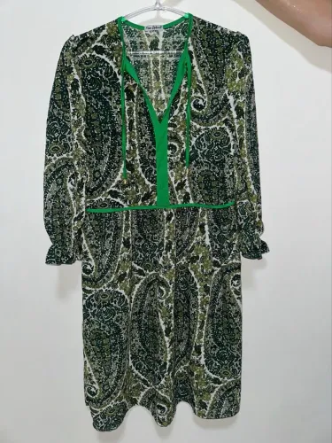 Vestido fluido estampado com flores verde