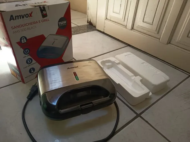 Sanduicheira e Grill Amvox AMS 500 Black - 750W (NUNCA USADA FUCIONANDO)
