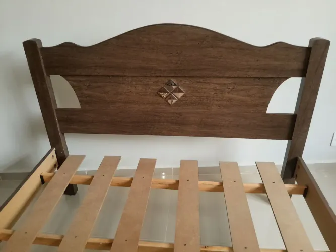 Cama casal 143x200cm (sem colchão - medida 138x188cm padrão), reforço pés no estrado