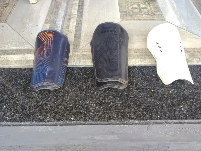3 PARES DE CANELEIRAS