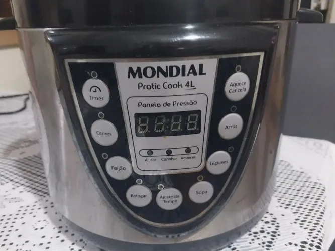 Panela de pressão elétrica Mondial Pratic Cook 4 litros em ótimo estado.