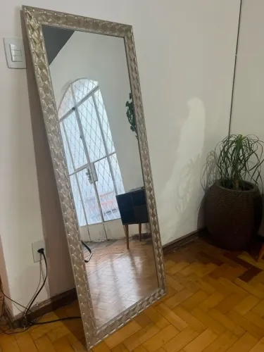 Espelho de corpo com moldura