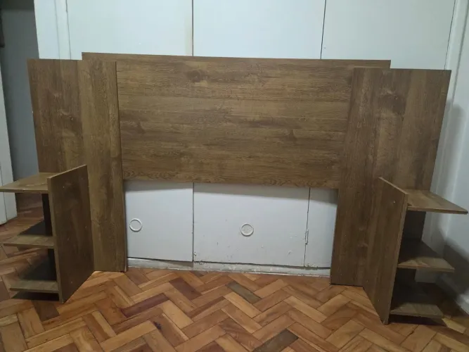 Cabeceira de cama com prateleiras laterais