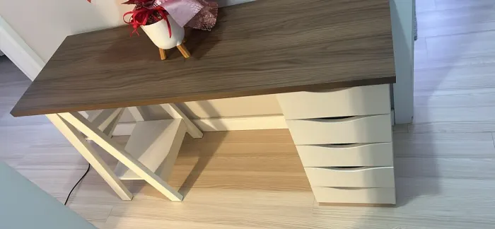 Mesa para Escritório/Home Office com Gaveteiro 1,35m x 75cm
