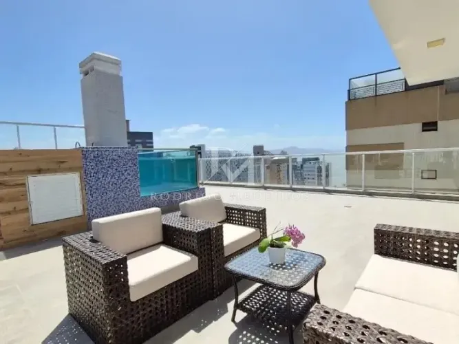 Cobertura Duplex de Alto Padrão com Piscina Privativa e Vista Mar no Centro de Florianópol