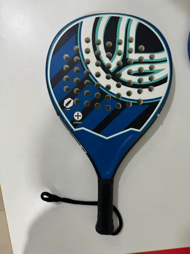 raquete de padel Artengo PR190 nas cores preto e azul.