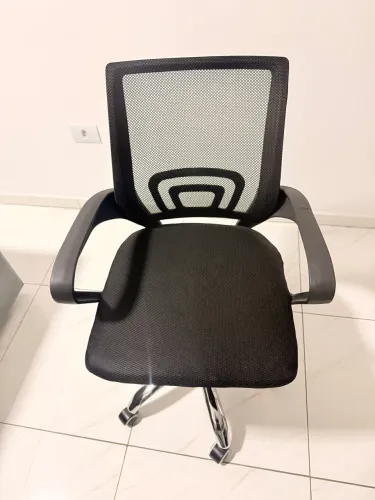cadeira de escritório preta com encosto em tela mesh e base giratória