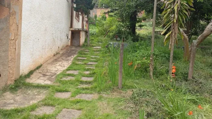 Casarão e casa de caseiro com extenso terreno de 1200 m2 Ótima oportunidade!