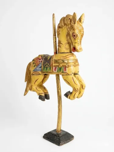 Cavalo tailandês antigo de madeira