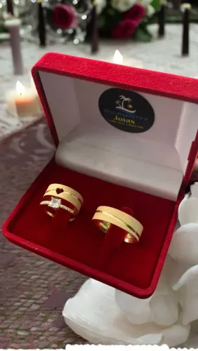 Conjunto anel cravejado de zircônia Par de Alianças 6,5mm diamantadas com fio de ouro