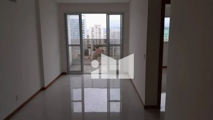 Apartamento 03 quartos sendo 01 suíte, na quadra do mar em Itapuã