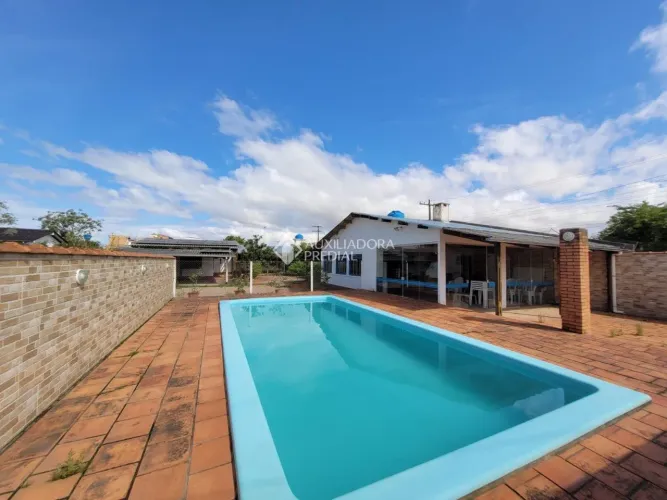 Casa 4 dormitórios com piscina e salão de festas em terreno de 1.000m²
